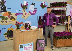 Gertjan Sosef, een van de mannen van Deep Purple, de samenwerking tussen veredelaar Royal van Zanten en de kwekers Ammerlaan Sosef en WPK. Om de celosia's weer onder de aandacht te brengen had ook weer een leuke actied op touw getzet: Kraak de koffer.